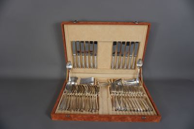 un coffret en bois contenant de l'argenterie sur une table