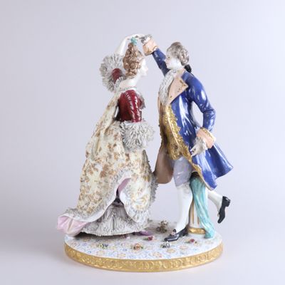 figurine représentant un homme et une femme vêtus de costumes du XVIIIe siècle