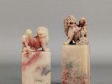 paire de figurines d'anges sculptées sur des blocs de marbre