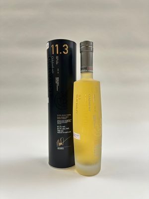 une bouteille d'alcool posée à côté d'une boîte noire