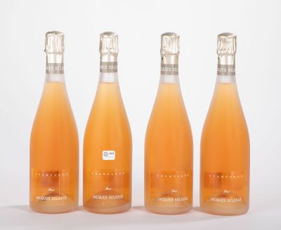 trois bouteilles de vin orange posées les unes à côté des autres sur une surface blanche