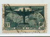 un vieux timbre sur lequel figure l'image d'un avion
