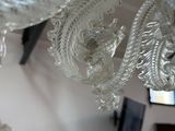 de nombreux morceaux de verre suspendus au plafond
