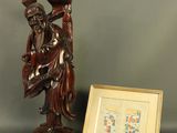 une photo d'une statue en bois à côté d'une photo d'un homme