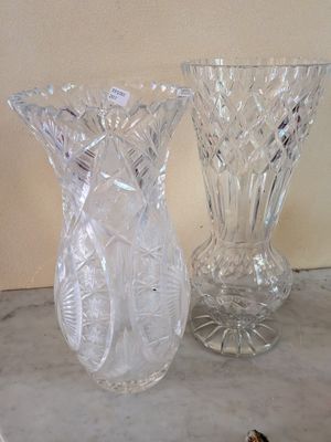 deux vases en verre posés sur une table l'un à côté de l'autre