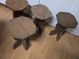 trois petits tabourets en bois posés sur un parquet en bois dur