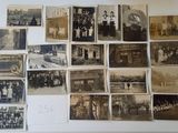 plusieurs vieilles photographies en noir et blanc représentant des personnes et des bâtiments, accrochées à un mur