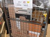 un chariot contenant de nombreux cartons dans un entrepôt