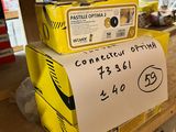 une affiche posée sur une étagère dans un magasin invitant les clients à utiliser Internet