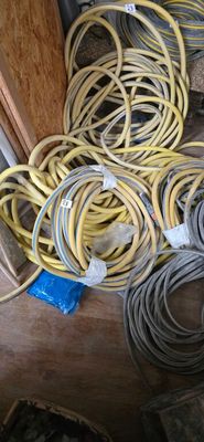 UN PETIT ENSEMBLE DE TUYAUX D'ARROSAGE - Photo 1