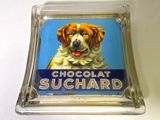une boîte en verre sur laquelle est représenté un chien