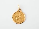 une pièce d'or sur laquelle figure une femme tenant un enfant dans ses bras