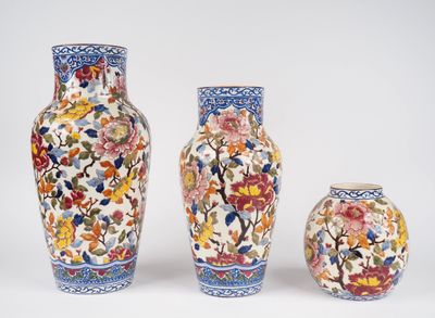trois vases ornés de motifs floraux, disposés les uns à côté des autres