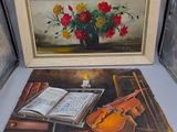 tableau représentant un violon et un vase de fleurs posés sur une table, à côté d'un livre