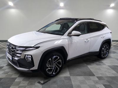 une Toyota RAV 2021 blanche garée dans une pièce au sol à carreaux