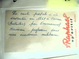 une feuille de papier avec une écriture dessus, posée sur une table