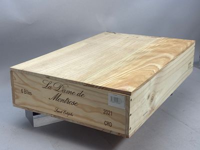 une boîte en bois posée sur un support métallique