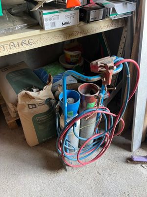 une photo d'un garage où l'on voit de nombreux outils