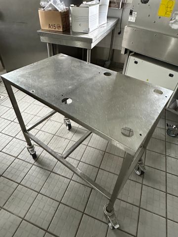 Desserte roulante à entretoise, plateau percé