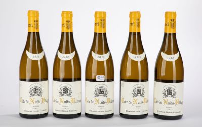 six bouteilles de vin sont alignées sur une table