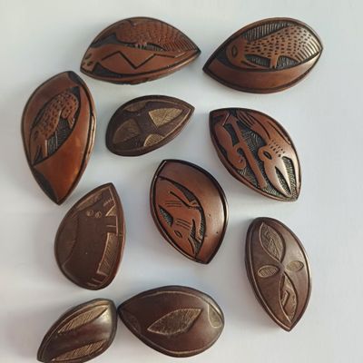 six morceaux de chocolat sont disposés en cercle sur une surface blanche