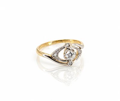 une image d'une bague en or et diamants sur fond blanc