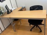 un bureau avec une chaise et un ordinateur dessus