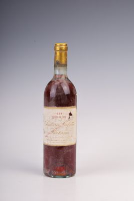 une bouteille de vin posée sur une table blanche