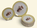 trois assiettes ornées d'une image de cheval, posées sur une table