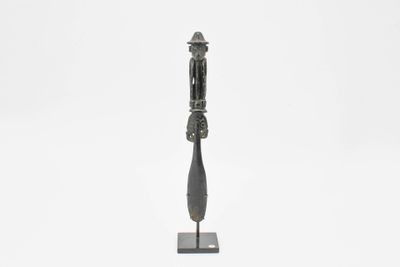 Spatule à chaux sculptée représentant une figure portant un …