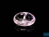 gros plan d'un diamant rose sur une surface noire