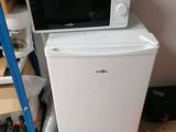 un micro-ondes et un petit réfrigérateur dans une chambre