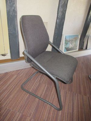 une chaise qui se trouve devant une fenêtre