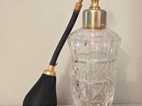 une bouteille en verre avec une poignée noire et un pinceau noir