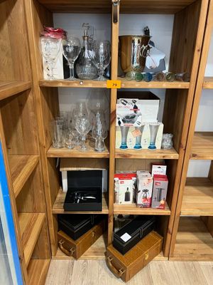 une étagère en bois remplie de verres à vin et d'autres objets