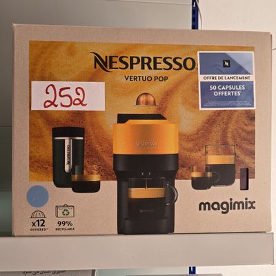 une photo d'une boîte contenant une machine à café Nespresso Vertuo Pop