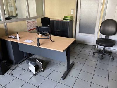 Contenu d'une pièce comprenant : un bureau droit, un fauteui… - Photo 1