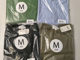 Trois chemises pour homme sont emballées dans des sacs en plastique posés sur une table