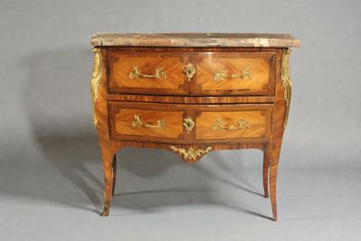 Charmante commode sauteuse ouvrant par 2 tiroirs en marquete…
