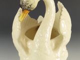 une figurine de cygne blanc posée sur une table