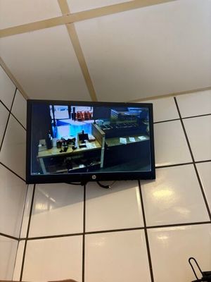 une télévision à écran plat fixée au mur dans une salle de bains