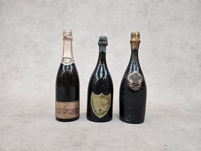 trois bouteilles de champagne posées côte à côte sur une table