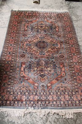 un tapis posé par terre, avec un chat assis dessus