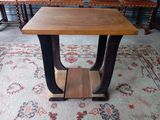 une petite table avec un plateau en bois posée sur un tapis