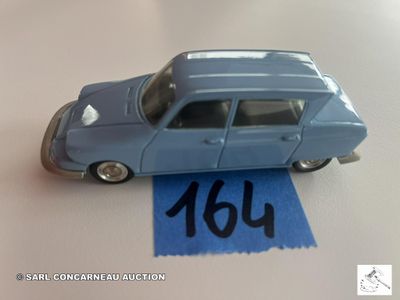 une petite voiture posée sur une feuille de papier
