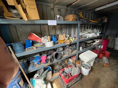 une pièce encombrée d'objets divers et variés