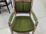 une chaise verte qui se trouve au milieu d'une pièce
