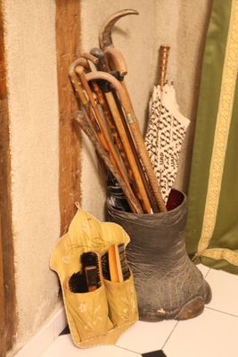 Ensemble de cannes de marche, parapluie et brosses de cirage… - Photo 1