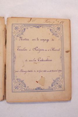 deux vieux livres couverts d'inscriptions, posés sur une table