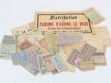 une pile de vieux billets français posée sur une surface blanche
